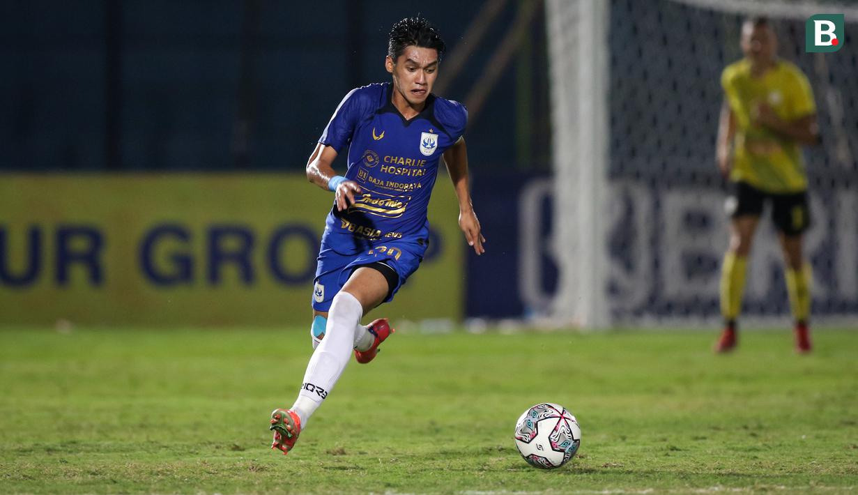 Pemain PSIS Semarang, Septian David Maulana menggiring bola saat melawan Barito Putera dalam laga pekan ke-8 BRI Liga 1 2021/2022 di Stadion Sultan Agung, Bantul, Rabu (20/10/2021). (Bola.com/Bagaskara Lazuardi)