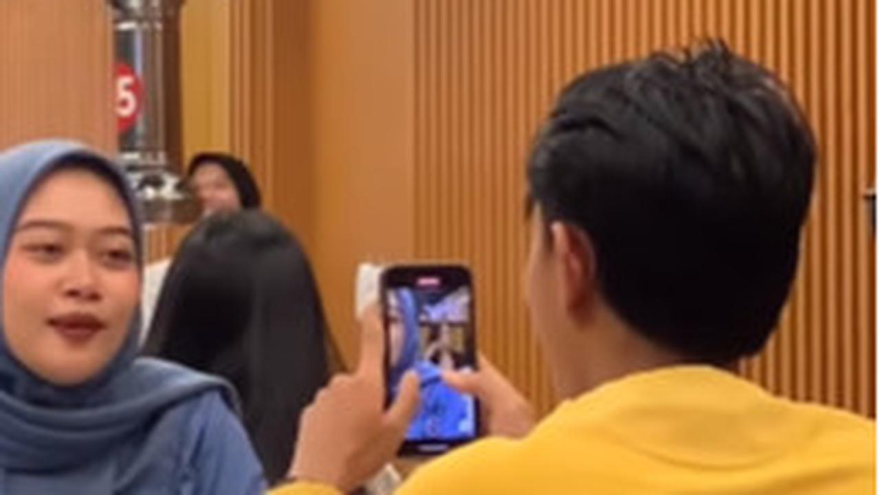 Cewek ini Pose Cantik Divideo sama Cowoknya