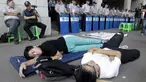 Sejumlah pelajar tampak tidur di jalanan sekitar Gedung Kementerian Pendidikan, Taipei, Taiwan, Jumat (31/7/2015). Mereka menggelar aksi menuntut pengunduran diri menteri pendidikan yang mengedarkan buku sekolah menyesatkan. (REUTERS/Pichi Chuang)