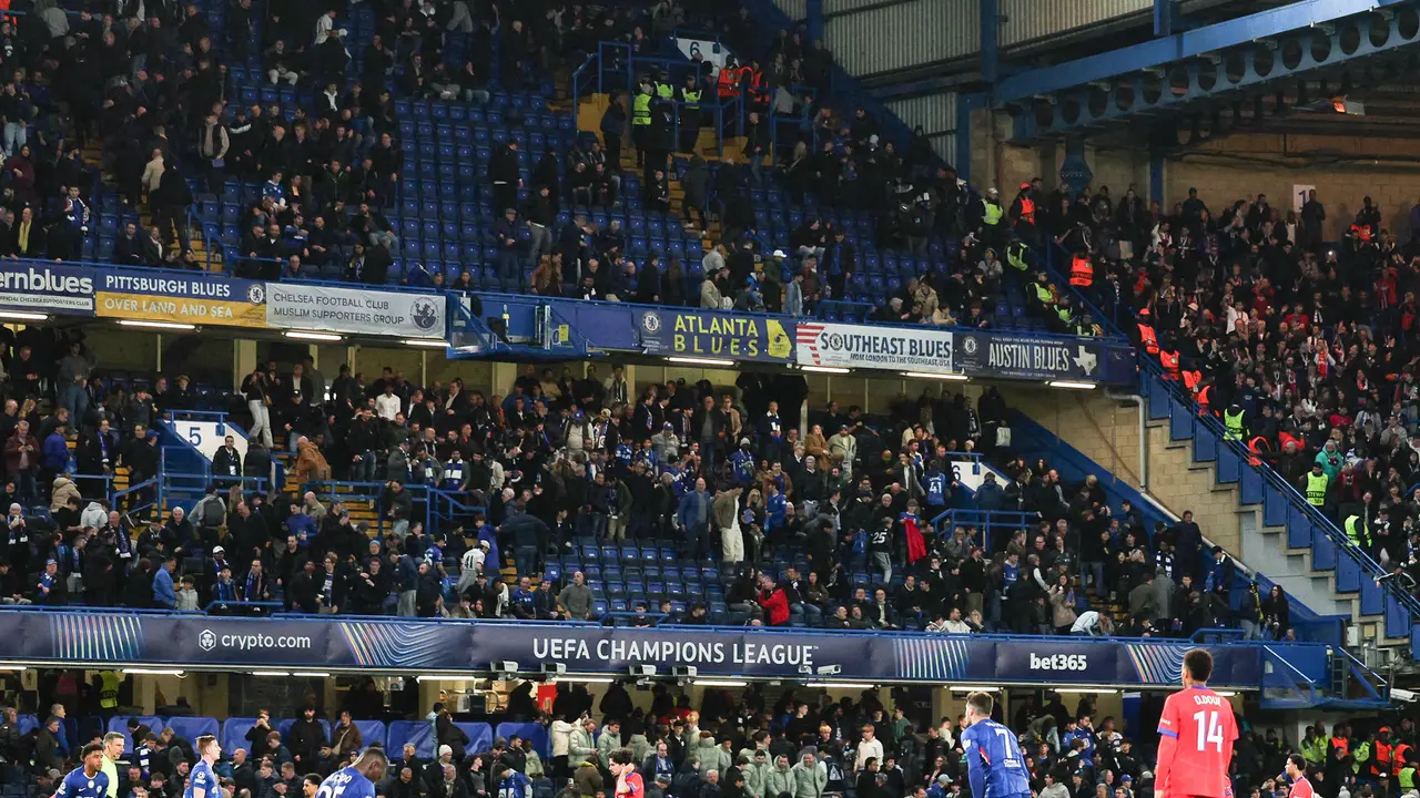 Foto: Fans Chelsea Pulang Duluan, Kecewa Berat The Blues Dipermalukan PSG di Liga Champions