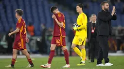 Pelatih AS Roma, Daniele De Rossi dan pemainya tampak lesu setelah ditaklukkan Bayer Leverkusen dalam duel leg pertama semifinal Liga Europa di Stadion Olimpico, Roma,  Jumat (3/5/2024). Kekalahan ini menjadi beban berat bagi AS Roma yang bakal berkunjung ke Jerman dalam duel leg kedua pekan depan. (AP Photo/Alessandra Tarantino)