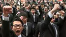 Sejumlah mahasiswa Jepang berteriak saat acara Job Hunting di Tokyo, Jepang, (1/3). Tujuan acara ini untuk mendorong semangat para mahasiswa sebelum berburu pekerjaan. (AP Photo / Shizuo Kambayashi)