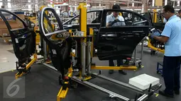 Pekerja merakit pintu mobil Mercedes-Benz di fasilitas perakitan Mercedes-Benz, Bogor, Selasa (24/1). Produksi model baru di pabrik Wanaherang merupakan bukti nyata Mercedes-Benz Indonesia dalam menambah produk di pasar Indonesia. (Liputan6.com)