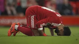 Pemain Liverpool, Mohamed Salah bersujud saat merayakan golnya ke gawang Bournemouth dalam laga Liga Inggris 2024/2025 di Anfiled, Liverpool, Inggris, Jumat (15/08/2025) waktu setempat. (AP Photo/Ian Hodgson)