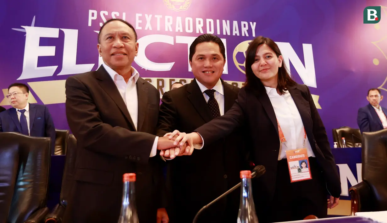 <p>Ketua PSSI, Erick Thohir, bersama Wakil Ketua PSSI, Ratu Tisha Destria dan Zainudian Amali foto bersama usai Kongres Luar Biasa (KLB) PSSI di Hotel Shangri-La, Jakarta Pusat, Kamis (16/2/2023). (Bola.com/M Iqbal Ichsan)</p>