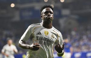 Vinicius Junior dari Real Madrid merayakan setelah memberi assist kepada rekannya, Kylian Mbappe, untuk mencetak gol dalam laga La Liga antara Real Oviedo dan Real Madrid di Stadion Carlos Tartiere, Oviedo, Spanyol, Minggu, 24 Agustus 2025. (AP Photo/Miguel Oses)