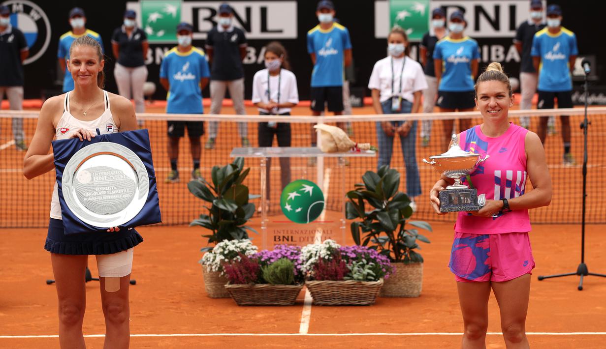 Petenis Romania, Simona Halep, dan Karolina Pliskova foto bersama usai final Italia Terbuka 2020 di Foro Italico, Roma Italia, Senin (21/9/2020). Simona Halep menjuarai Italia Open 2020 setelah Karolina Pliskova mundur karena cedera pada menit ke-32. (AFP/Clive Brunskill/pool)