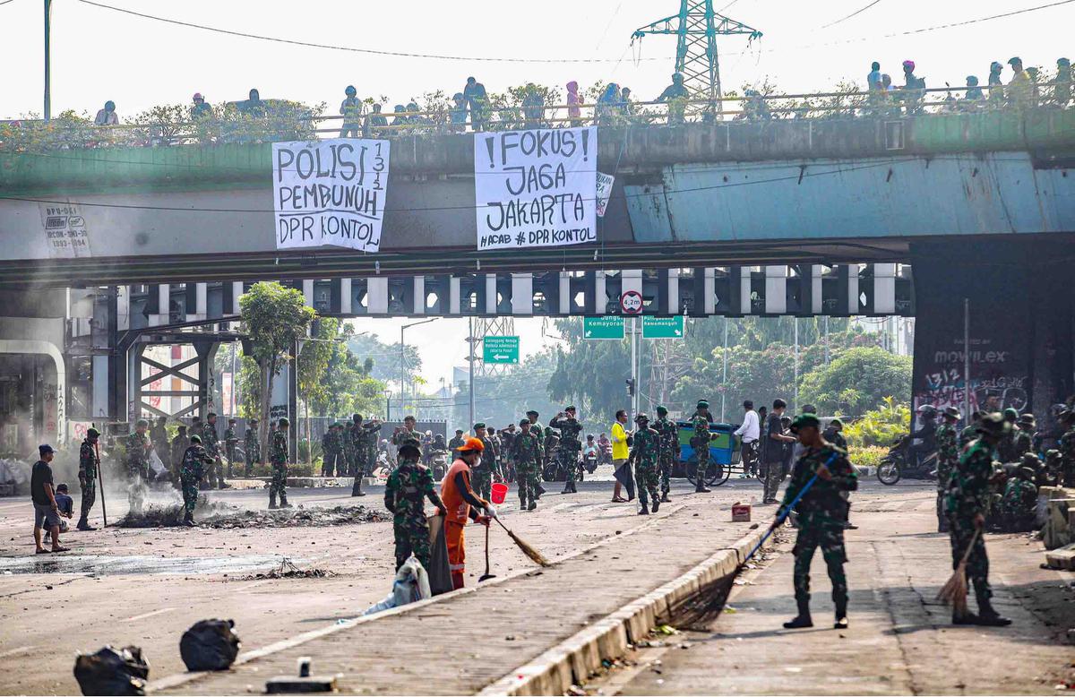 FOTO: TNI dan Aparat Gabungan Bersihkan Sisa Kerusuhan di Kwitang
