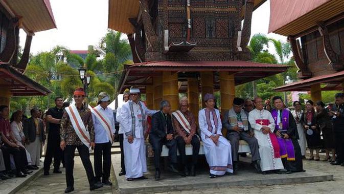 Presiden Joko Widodo atau Jokowi menghadiri Perayaan Natal Oikumene Tator dan Lovely December di Plaza Kolam Makale, Kabupaten Tana Toraja, Sulawesi Selatan.
