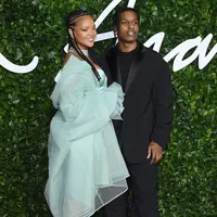 Rihanna pertama kali menggunakan busana rancangan rumah mode miliknya di British Fashion Awards (Foto: instagram/fenty)