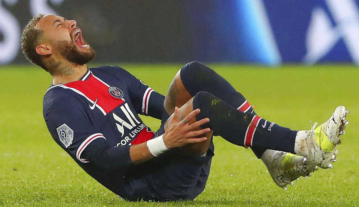 Pemain Paris Saint-Germain Neymar jatuh kesakitan saat menghadapi Lyon pada pertandingan League One di Stadion Parc des Princes, Paris, Prancis, Minggu (13/12/2020).  PSG kalah dari Lyon dengan skor 0-1. (AP Photo/Thibault Camus)