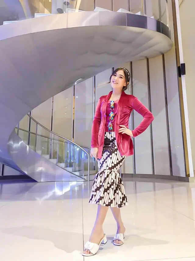 7 Gaya Seleb Pakai Busana Warna Merah Khas Imlek, Bisa Jadi Inspirasi