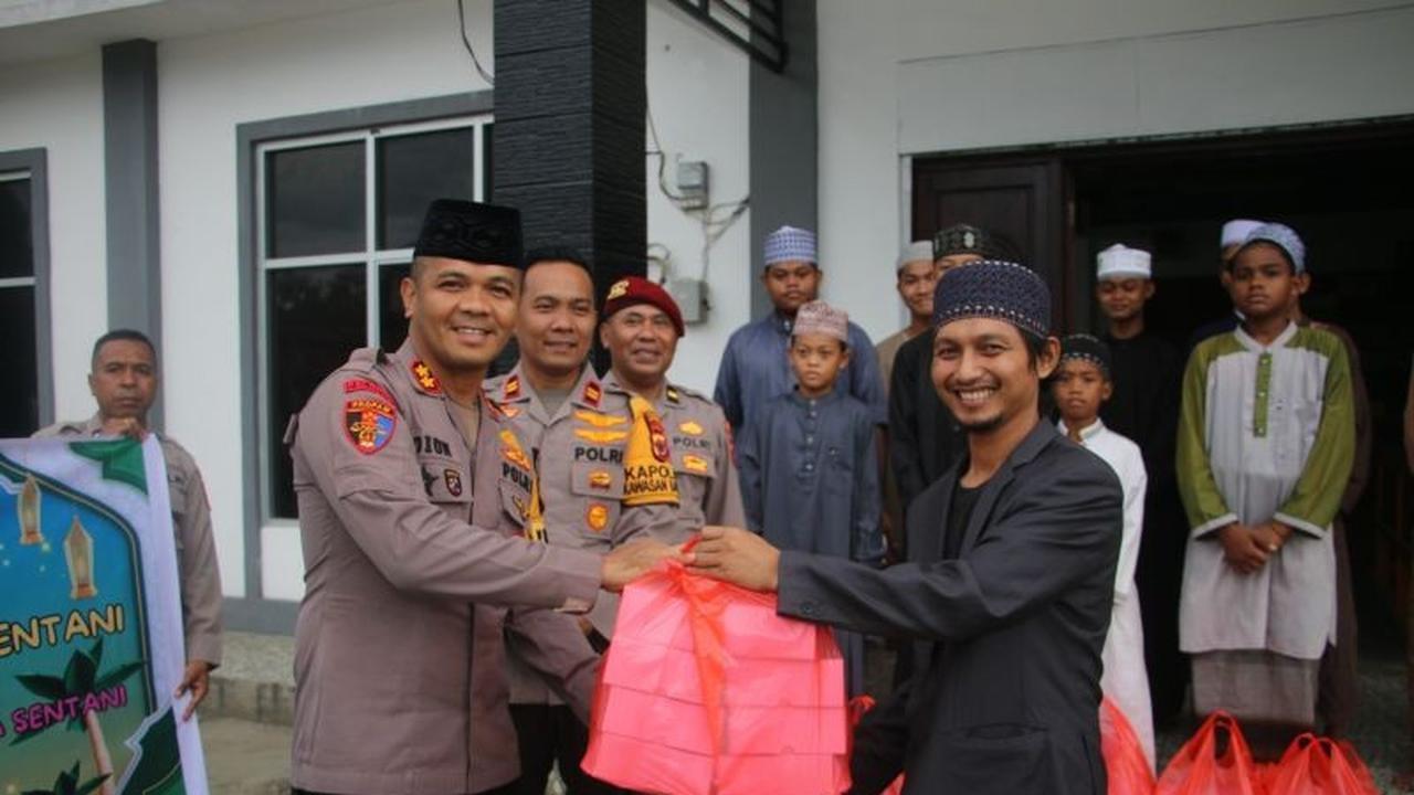 Polsek Bandara Sentani Bagikan Ratusan Takjil, Pererat Silaturahmi di Bulan Ramadan