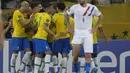 Para pemain Brasil merayakan setelah rekan setimnya Rodrygo mencetak gol ke gawang Paraguay pada laga Kualifikasi Piala Dunia 2022 zona CONMEBOL di stadion Mineirao di Belo Horizonte, Brasil, Rabu (2/2/2022). Brasil menang atas Paraguay 4-0. (AP Photo/Andre Penner)