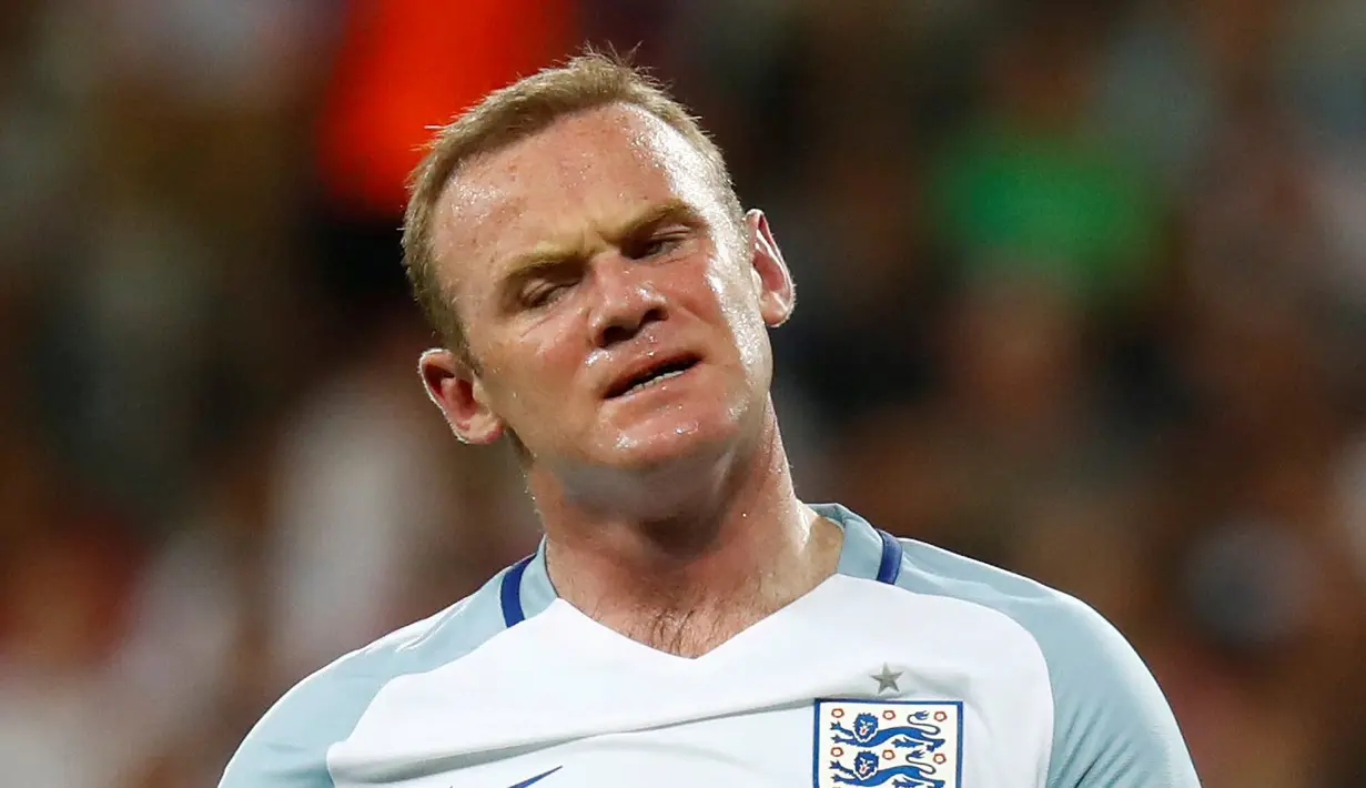 Striker Inggris, Wayne Rooney, menangis sedih setelah timnya kalah dari Islandia, 1-2, pada laga 16 besar Piala Eropa 2016 di Stade de Nice, Nice, Selasa (28/6/2016) dini hari WIB. (Reuters/Kai Pfaffenbach)