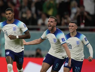 Kemenangan Inggris atas Wales saat matchday ketiga Grup B Piala Dunia 2022, Rabu (30/11/2022) tak lepas dari peran dua pemain dari klub Manchester, yaitu Marcus Rashford dan Phil Foden. (AP/Frank Augstein)