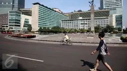 Seorang pria tampak berjalan saat Car Free Day di Kawasan Bunderan HI, Jakarta, Minggu (12/6/2016). ). Hari Minggu pertama di bulan Ramadan tampak sepi dibandingkan dengan hari Minggu pada umumnya. (Liputan6.com/Faizal Fanani)