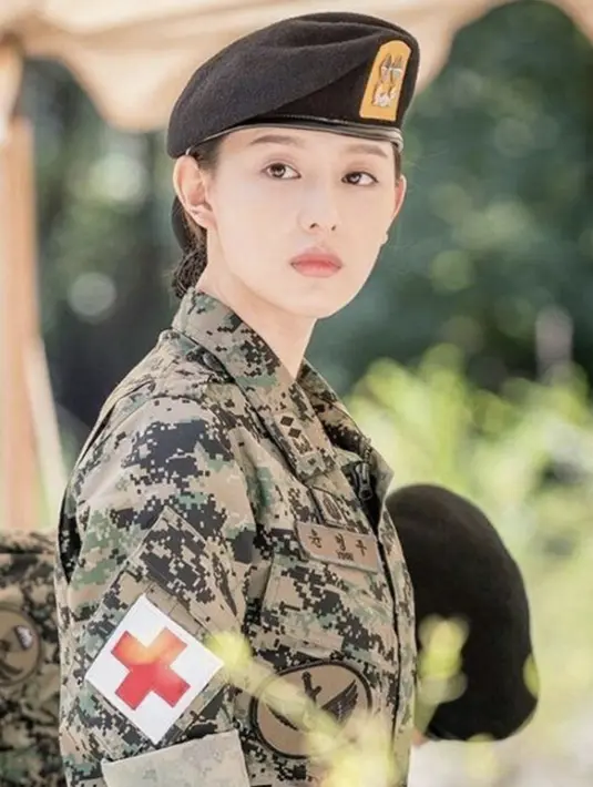 Kim Ji Won memang tak pernah gagal memukau publik dengan pesonanya, termasuk saat mengenakan seragam tentara di drama DESCENDANTS OF THE SUN. [Foto: Instagram/ geewonii]