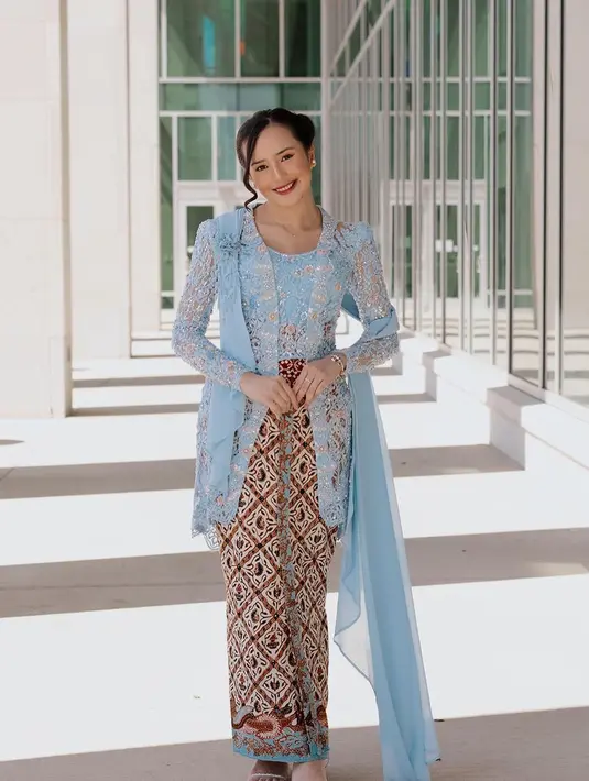 Selendang biru satin bikin Beby Tsabina terlihat anggun khas perempuan Indonesia [@bebytsabina]