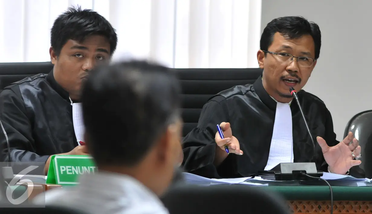 Jaksa Penuntut Umum memberikan pertanyaan saat sidang lanjutan dengan terdakwa SDA di Pengadilan Tipikor, Jakarta, Rabu (7/10/2015). Dalam sidang tersebut JPU KPK menghadirkan empat saksi dari Kementerian Agama. (Liputan6.com/Andrian M Tunay)