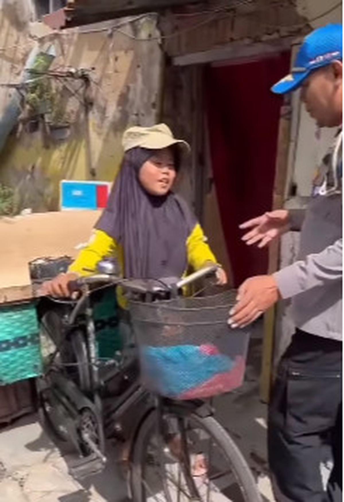Nestapa Gadis Cilik Cantik Mendadak jadi Tulang Punggung Keluarga