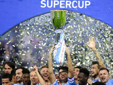Para pemain Lazio melakukan selebrasi usai menjuarai Piala Super Italia 2019 setelah menaklukkan Juventus di Stadion King Saud University, Arab Saudi, Minggu (22/12). Lazio menang 3-1 atas Juventus. (AP/Nasser Alharbi)