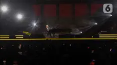 Musisi David Foster tampil saat konser bertajuk Hitman Returns di Indonesia Convention Exhibition (ICE) BSD, Kabupaten Tangerang, Banten, Sabtu (15/6/2024). (Liputan6.com/Herman Zakharia)