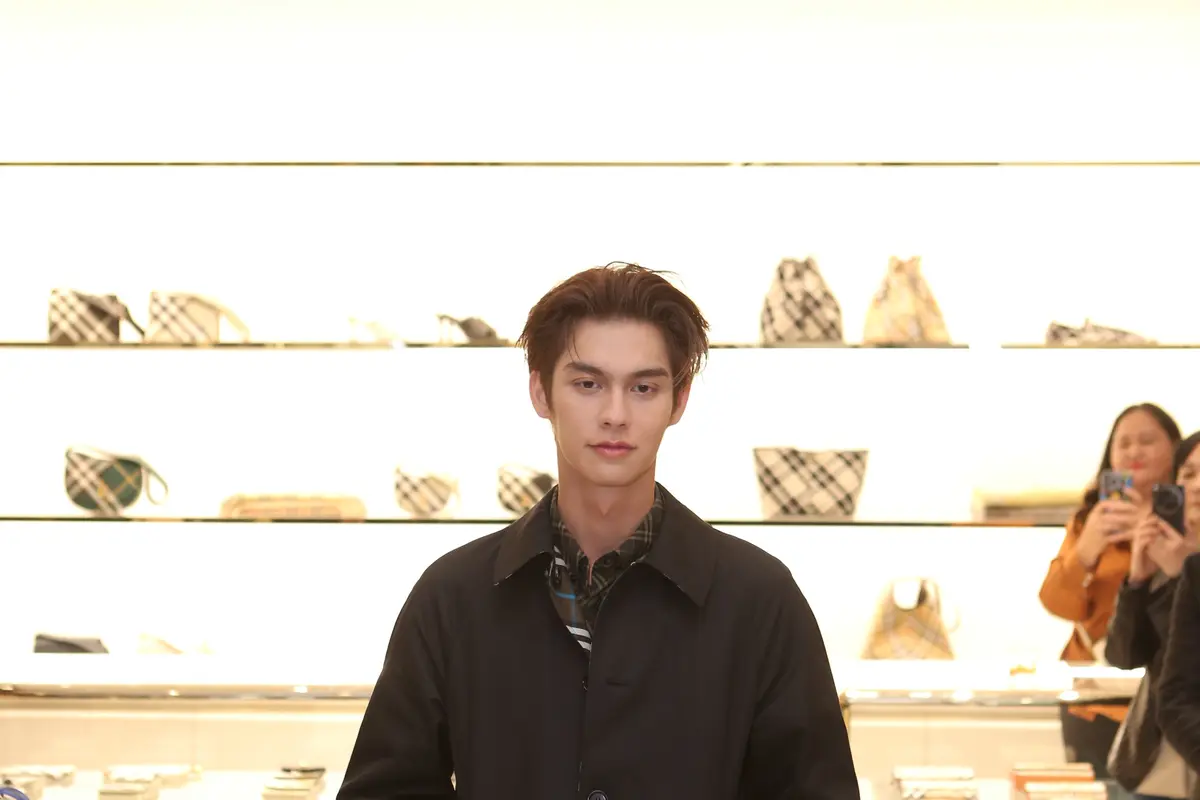 6 Pesona Maskulin Bright Vachirawit dalam Balutan Outerwear Ikonik di Acara Eksklusif Burberry Jakarta