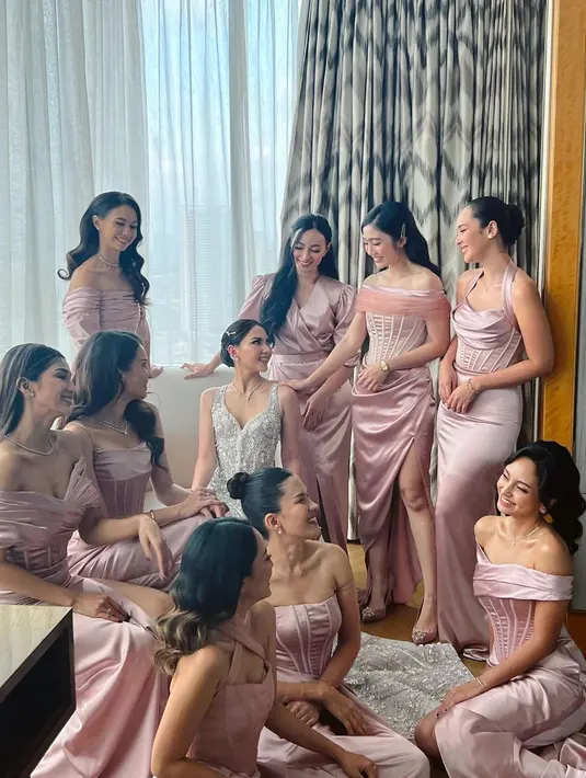 Kali ini, Febby juga membiarkan rambut panjangnya tergerai. Ditata bergelombang, poninya ditarik ke samping, disempurnakan dengan makeup bernuansa merah muda merona yang sangat cantik. Foto: Instagram.