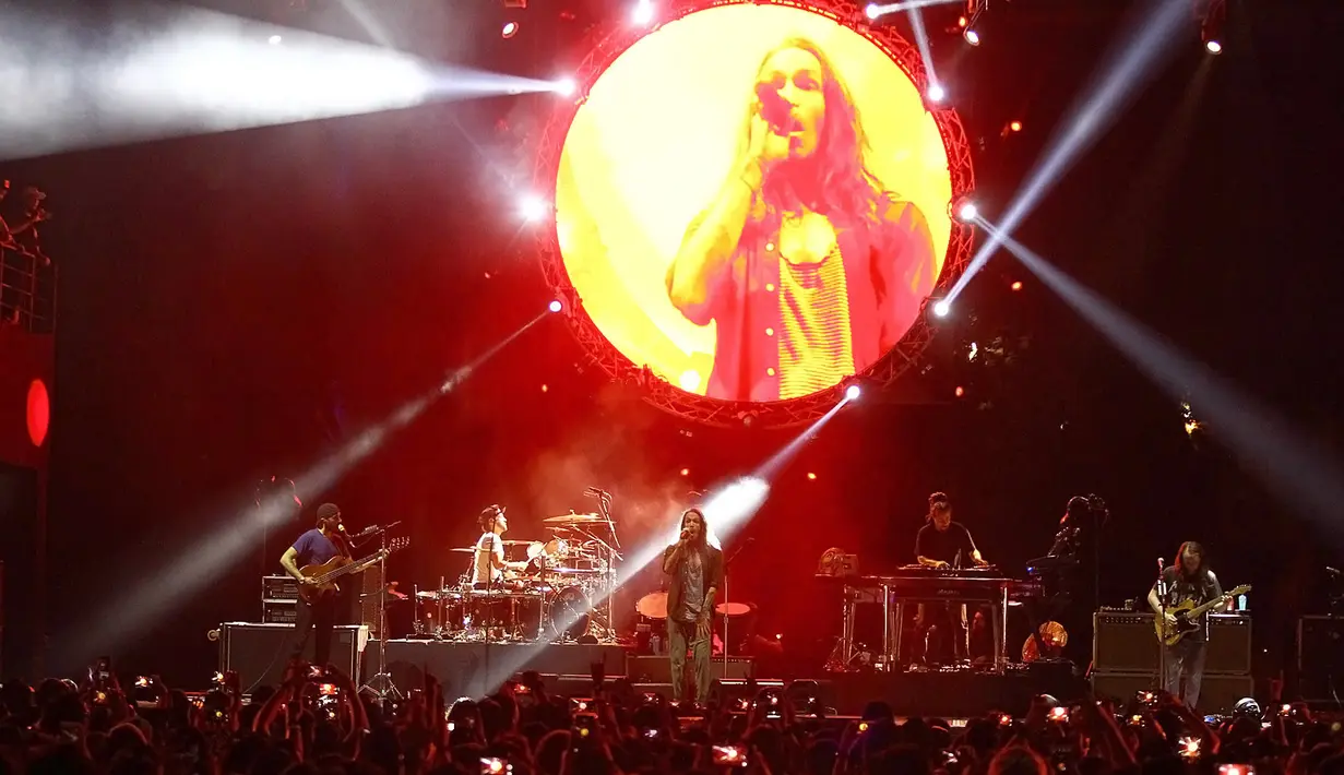 Tak ingin mengecewakan penonton, Incubus pun memawakan lagu-lagu hits mereka seperti Anna Molly, 11 AM, dan Wish You Were Here. (Bambang E. Ros/Bintang.com)