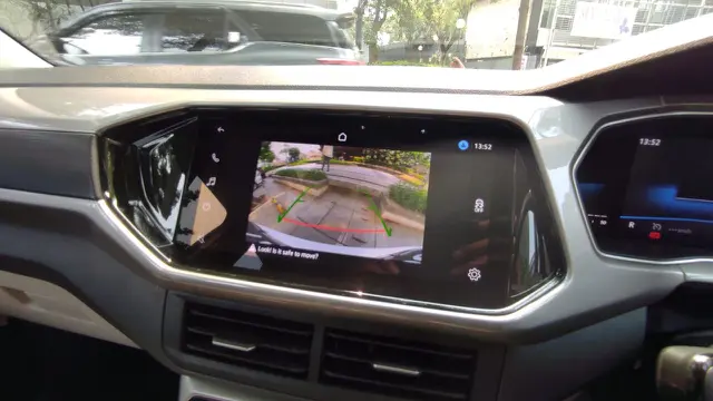 interior T-Cross disuguhkan oleh panel instrumen digital berlayar 8 inci serta AC otomatis dengan tombol kontrol sentuh (Arief A/liputan6.com)