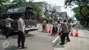 Aparat kepolisian menurunkan kawat berduri dari mobil di depan Istana Negara, Jakarta, Senin (1/5). Kawat berduri dipasang untuk mengantisipasi puluhan ribu buruh yang akan menggelar peringatan May Day di Istana Negara. (Liputan6.com/Gempur M Surya)