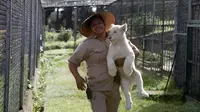 Dokter hewan Rodrigo Gutierrez Zecua membawa Anak singa putih berusia empat bulan di Kebun Binatang Altiplano di Tlaxcala, Meksiko, Selasa (7/8). (AP Photo/Rebecca Blackwell)