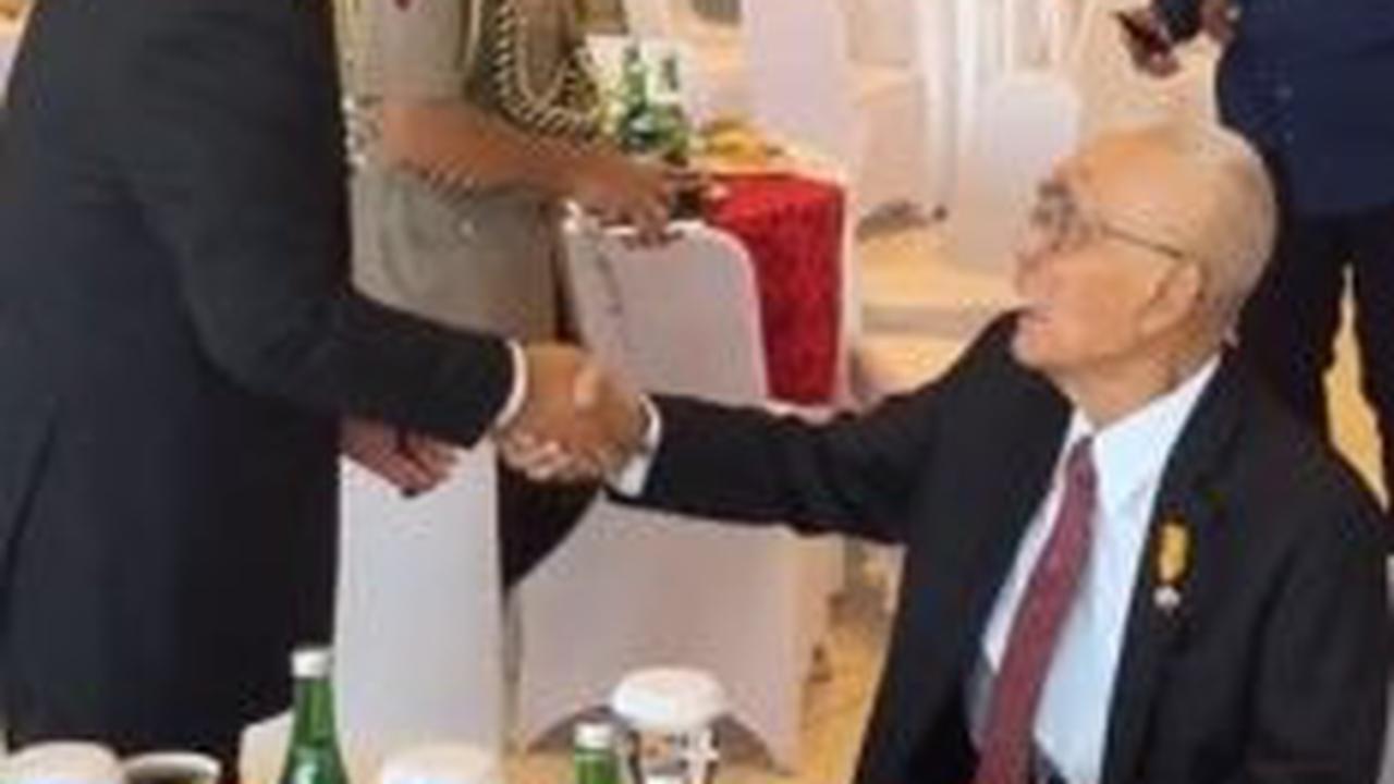 Try Sutrisno sendiri merupakan mantan Panglima Angkatan Bersenjata Republik Indonesia (ABRI). <br><br>Dia juga merupakan Wakil Presiden Indonesia ke-6 periode 1993–1998.