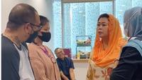 Yenny Wahid berbincang dengan orangtua David saat menjenguk di RS Mayapada. (Istimewa)