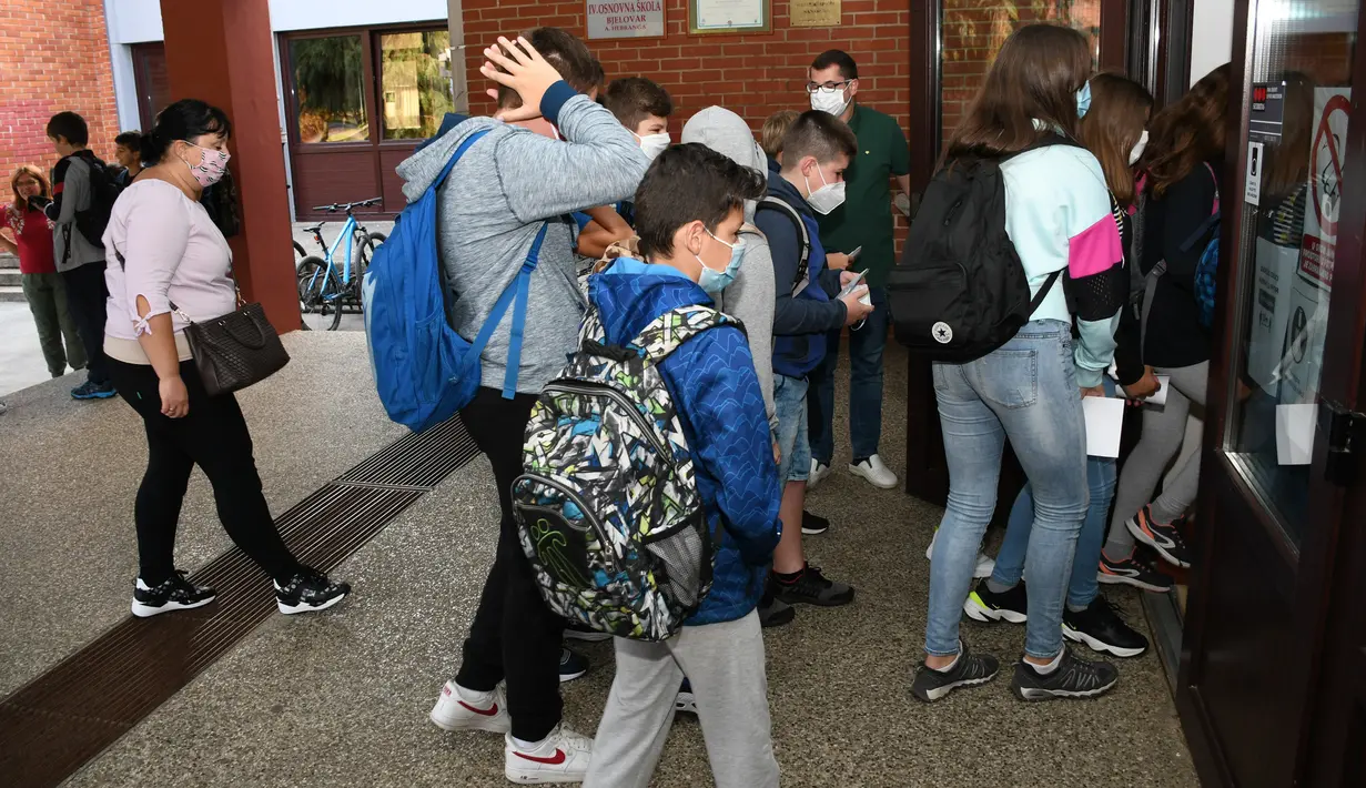 Para siswa memasuki gedung sekolah pada hari pertama tahun ajaran baru di Bjelovar, Kroasia, 7 September 2020. Pembelajaran sekolah di Kroasia ditangguhkan sejak pertengahan Maret akibat wabah COVID-19. (Xinhua/Pixsell/Damir Spehar)
