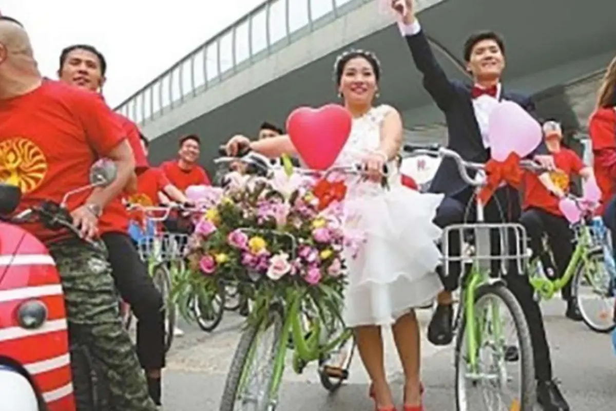 Berhemat, Pengantin Gunakan Sepeda ke Lokasi Pernikahan