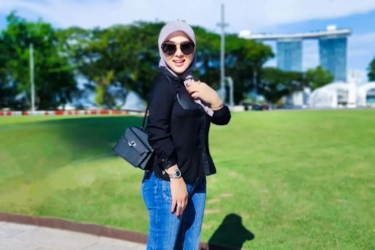 Outfit Syahrini kembali ke Singapura