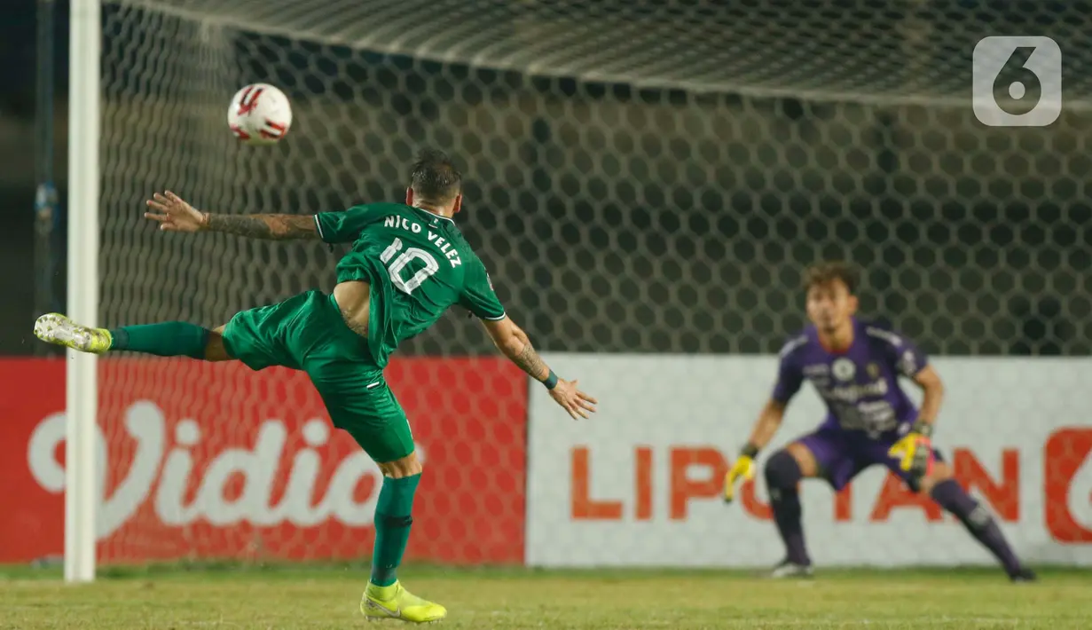 Pemain PS Sleman Velez Nicolas Leandro (kiri) menendang bola ke gawng Bali United dalam pertandingan perempat final Piala Menpora 2021 di Stadion Si Jalak Harupat, Bandung. Senin (12/4/2021). PS Sleman mengalahkan Bali United 4-2 lewat adu penalti. (Bola.com/Ikhwan Yanuar)
