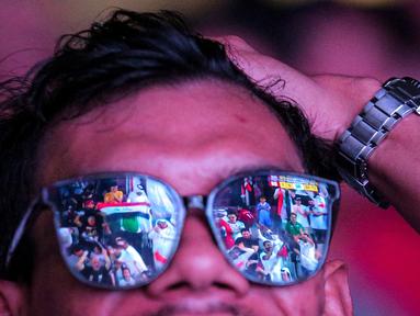Refleksi tayangan layar saat Timnas Indonesia U-23 kebobolan olah Irak ketika nonton bareng perebutan peringkat ketiga Piala Asia U-23 2024 di Kompleks Monumen Nasional (Monas), Jakarta, Kamis (03/05/2024). (Bola.com/Bagaskara Lazuardi)
