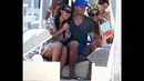 Manuel Neuer berpose bersama fans saat liburan ke Pulau Mykonos, Yunani (Dailymail.co.uk)