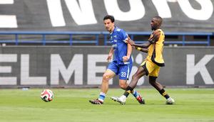 Pemain Persib Bandung, Thom Haye (kiri) berusaha melepaskan umpan dibayangi pemain Persija Jakarta, Allano De Souza Lima dalam laga lanjutan BRI Super League 2025/2026 di Stadion Gelora Bandung Lautan Api, Bandung, Minggu (11/01/2026). (Bola.com/Abdul Aziz)