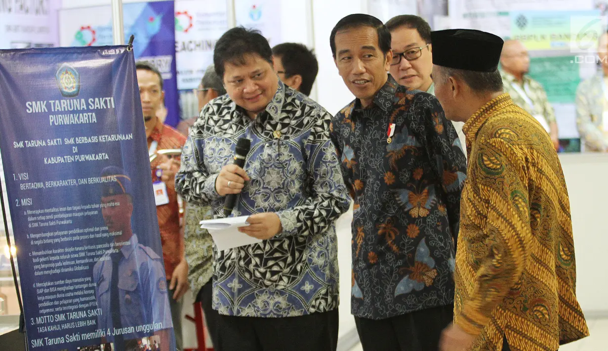 Presiden Jokowi didampingi Menperin Airlangga Hartanto dan Mendikbud Muhadjir Effendy dalam peluncuran vokasi tahap III yang link and match antar Sekolah Menengah Kejuruan (SMK) di Jawa Barat dengan industri, Jumat (28/7). (Liputan6.com/Angga Yunani)