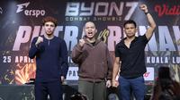 Presiden Byon, Yoshua Marcellos Muliardo bersama petarung Putra Abdullah dan Ronal Siahaan saat Face off sekaligus jumpa pers Byon Combat Showbiz Vol.7 di SCTV Tower, Jakarta, Kamis (12/3/2026). (Bola.com/M Iqbal Ichsan)
