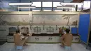 Dua orang pria sedang mandi di salah satu pemandian umum , Tokyo,Jepang,  Senin (5/10/2015) .Kini pemandian air panas umum di jepang hanya tersisa 700 tempat bila dibandingkan dengan tahun 1960 lalu. (REUTERS/Issei Kato)