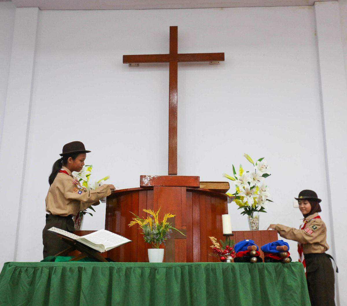 Anggota Pramuka membersihkan ruang ibadah saat kegiatan bakti sosial di Gereja Kristen Indonesia, Kebon Bawang, Jakarta Utara, Jumat (9/8/2024). Kwatir Nasional (Kwarnas) Gerakan Pramuka menggelar kegiatan bakti sosial seperti bedah rumah, bersih-bersih r