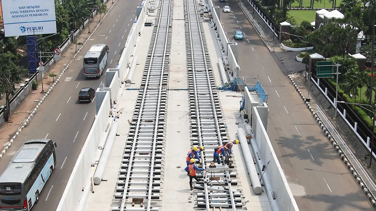 Pemasangan Rel Kereta MRT Jakarta Dikebut