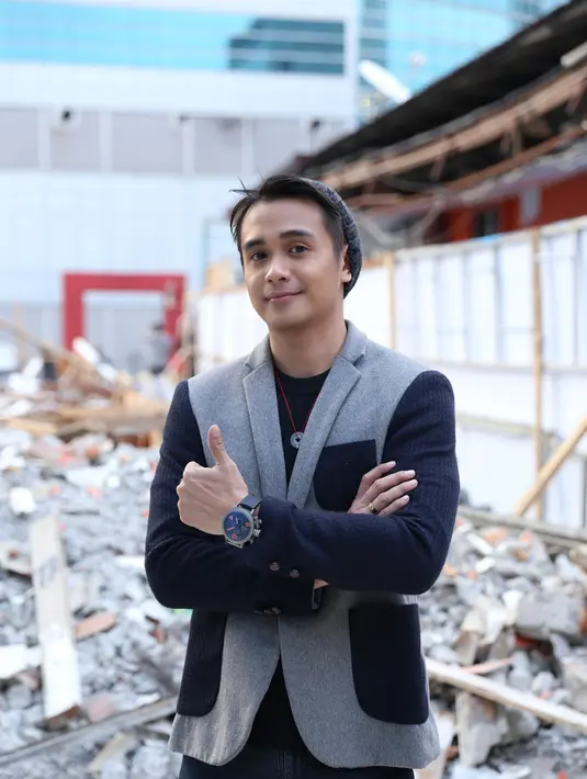 'Udah delapan bulan pacaran. Beda 11 tahun. Indah, kan? Ya mudah-mudahan langgeng,' harap Ajun. (Andy Masela/Bintang.com)