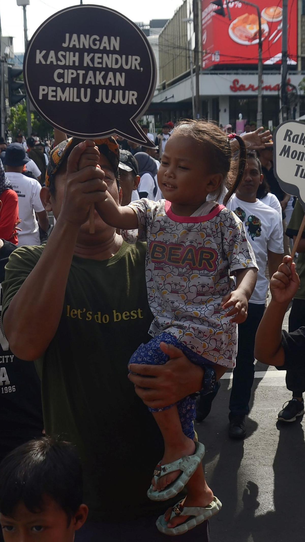 Penandatanganan ini terlihat disaksikan kerumunan warga di kawasan Thamrin, Jakarta. <br>( Foto merdeka.com / Arie Basuki )<br>