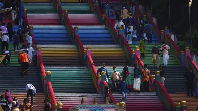 FOTO: Umat Hindu Malaysia Rayakan Festival Diwali di Kuil Batu Caves